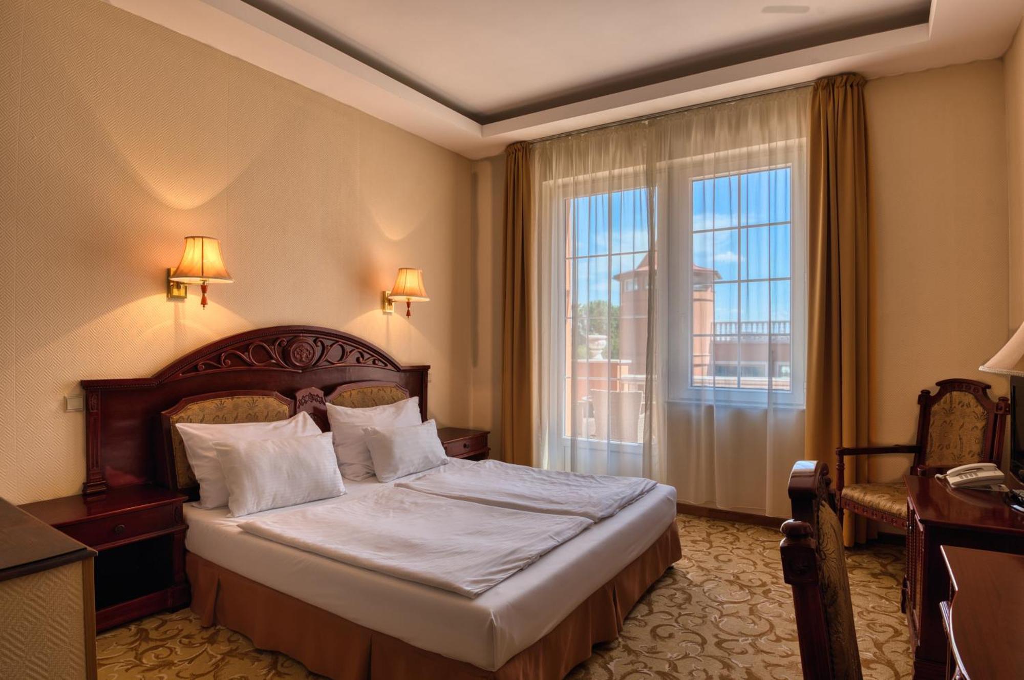 Hotel Bellevue Esztergom Exterior photo